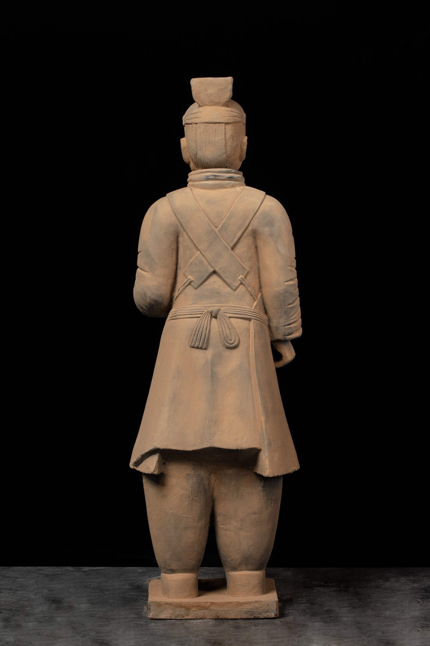 1.2M Officier - CLAYARMY-Back view featuring the long crown and layered jacket, emphasizing the stature of the 1.2M Officer.