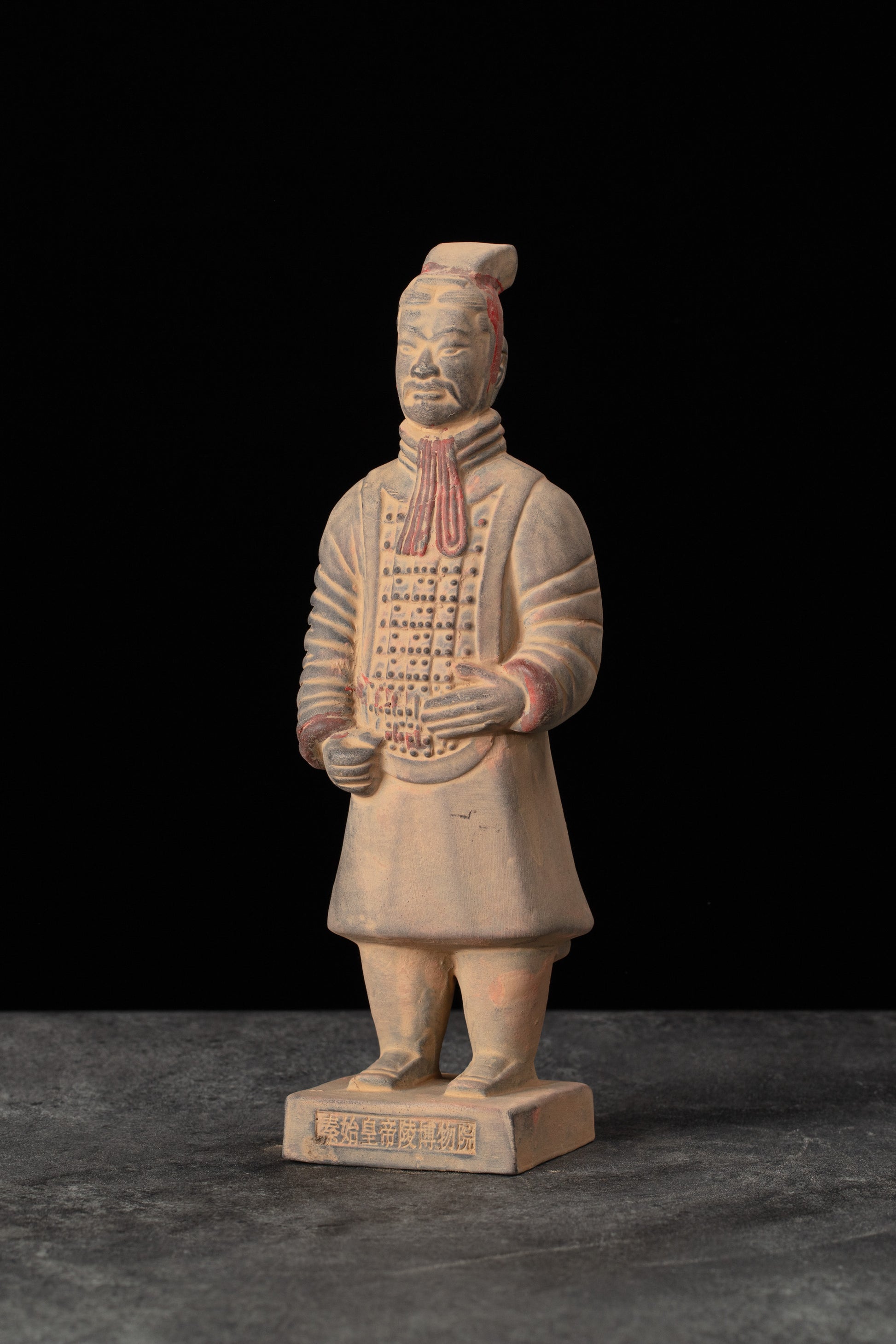20CM Painted Officier - CLAYARMY-Front view of the 20CM Painted Clayarmy Officer figurine, highlighting the detailed painting on the jacket and crown.