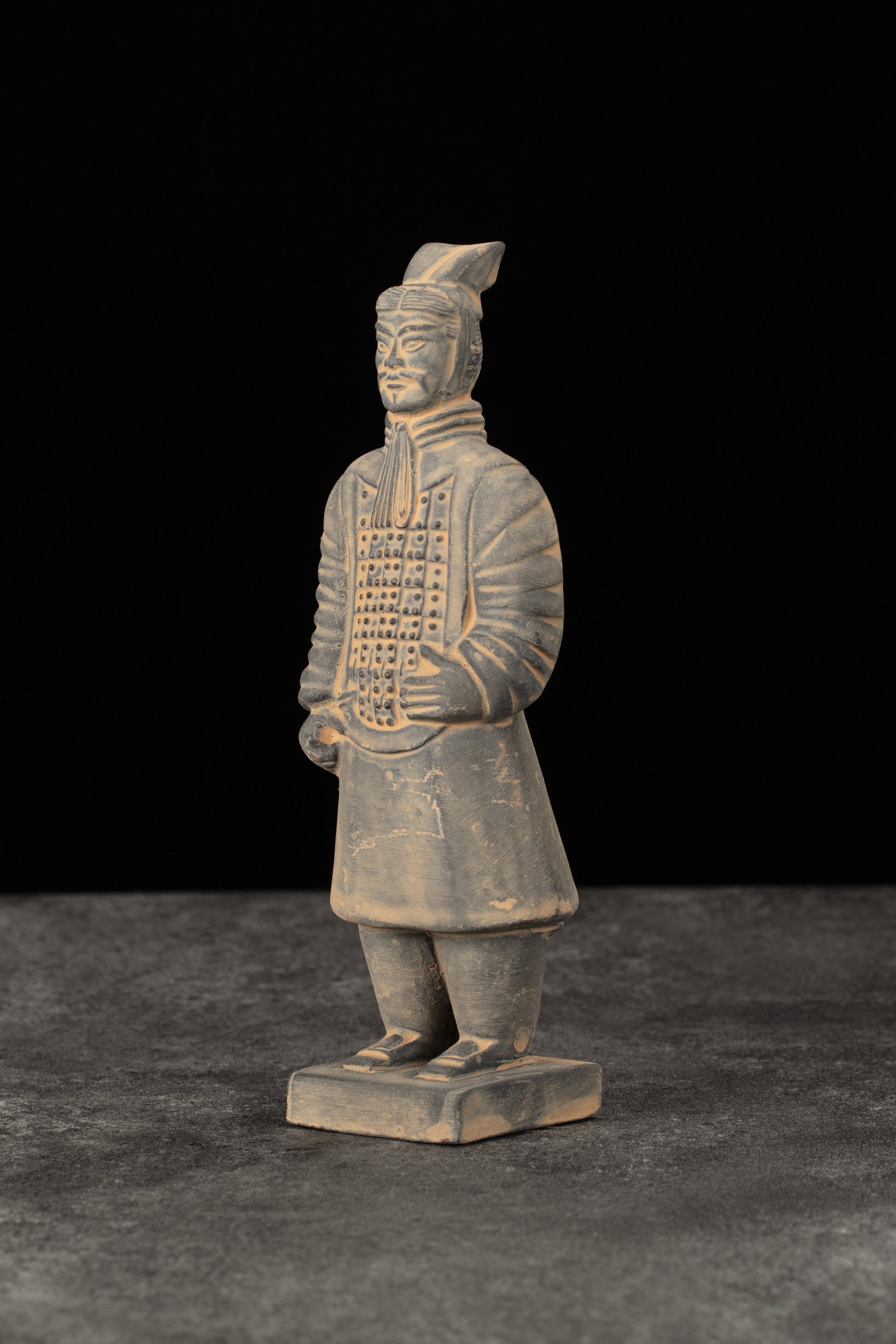 15CM Officier - CLAYARMY-Side profile of the 15CM Officer replica, featuring the pointed footwear and meticulously sculpted armor.