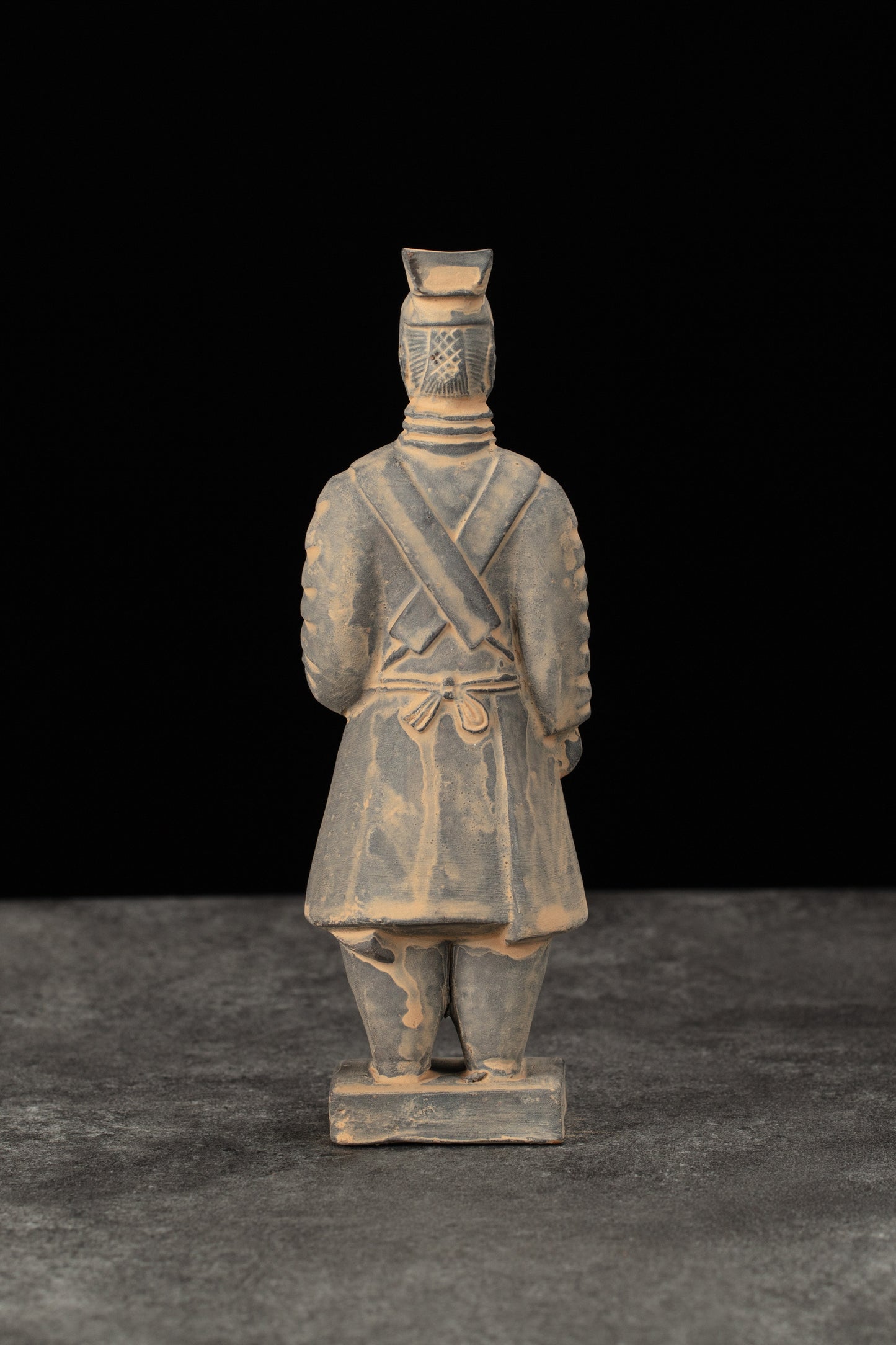 15CM Officier - CLAYARMY-Explore the back view of the 15CM Clayarmy Officer, emphasizing the double-tailed crossbill crown and layered jacket.