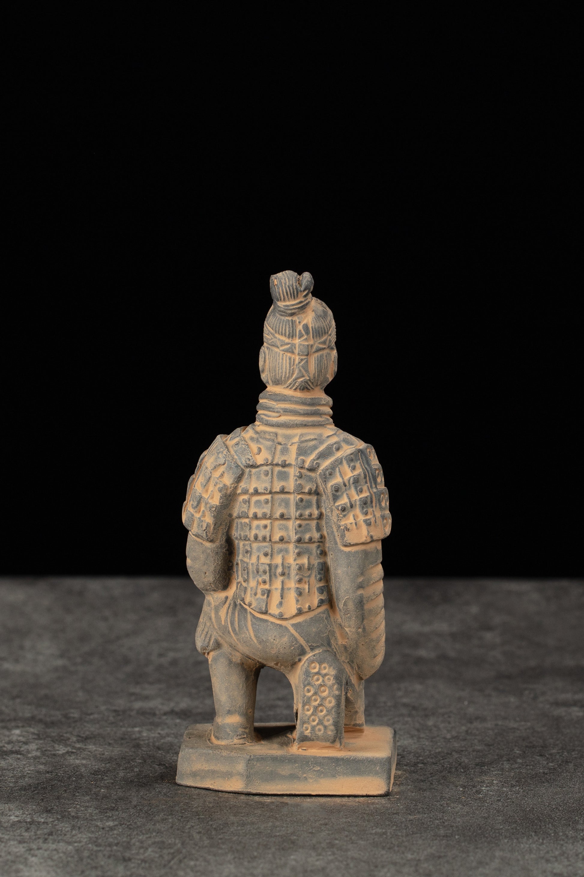15CM Kneeling Archer - CLAYARMY-Back view focusing on the intricacies of the 15CM Kneeling Archer's sculpted robe and accessories.