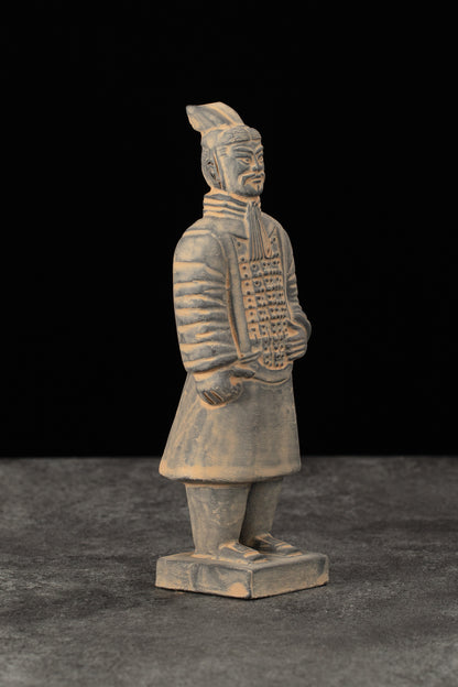 15CM Officier - CLAYARMY-Side view of the 15CM Officer, displaying the taller stature and distinctive features of this mid-ranking warrior.