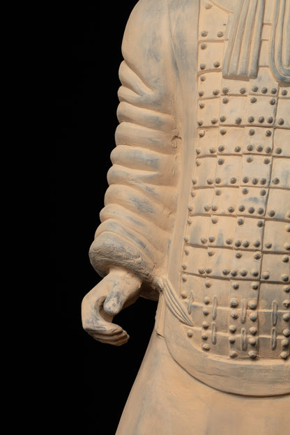 1.8M Officier - CLAYARMY-Detailed shot of the hands and weaponry of the 1.8M Clayarmy Officer.