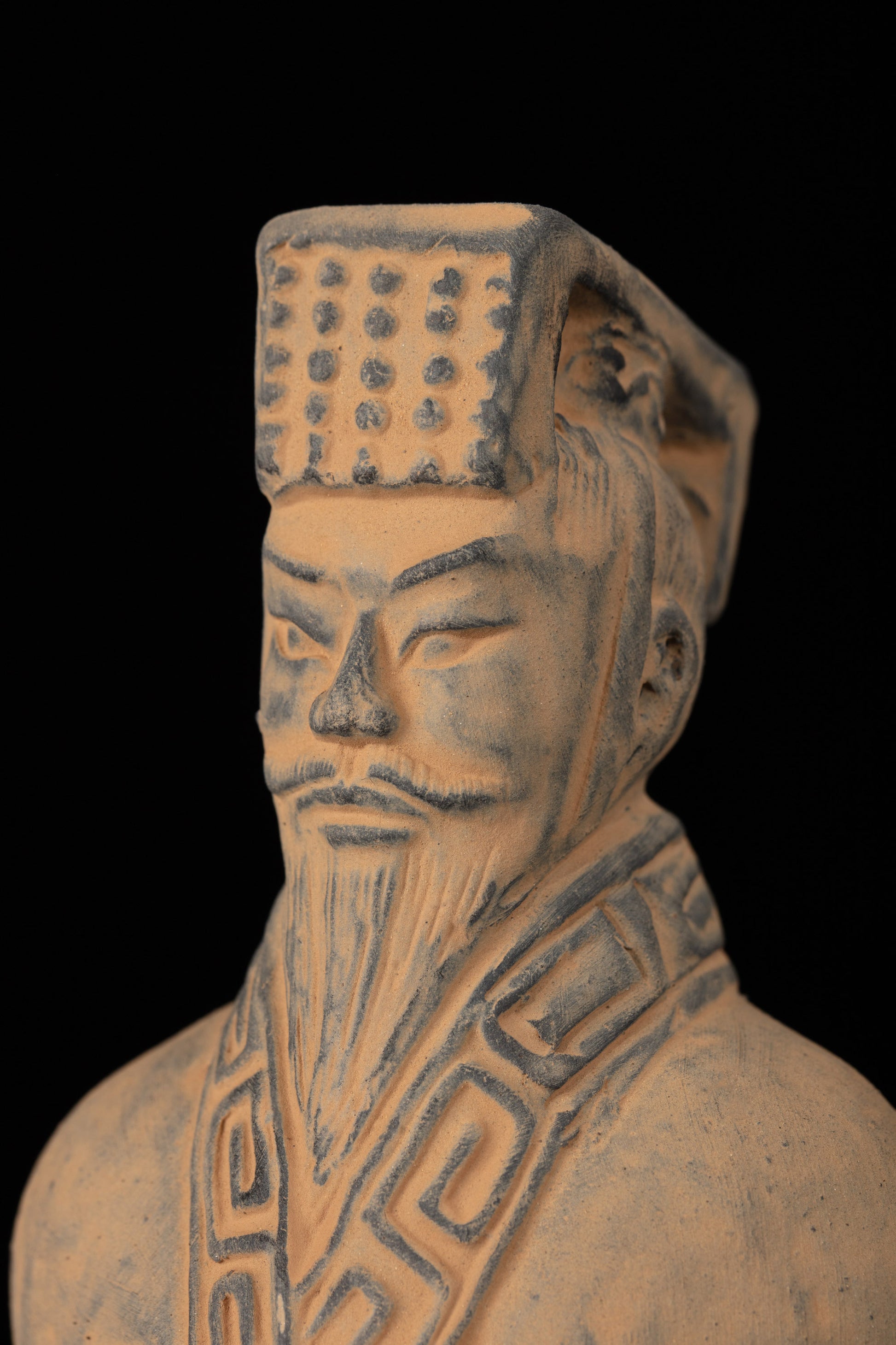 20CM Emperor - CLAYARMY -Close-up of the face of Clayarmy's 20CM Emperor Qin Terracotta Warrior, featuring a powerful and majestic expression.