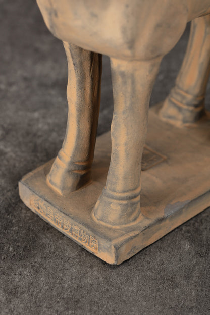 20CM Horse - CLAYARMY -Close-up of the sturdy and muscular legs, a distinctive feature of our 20CM Clayarmy Terracotta Horse.