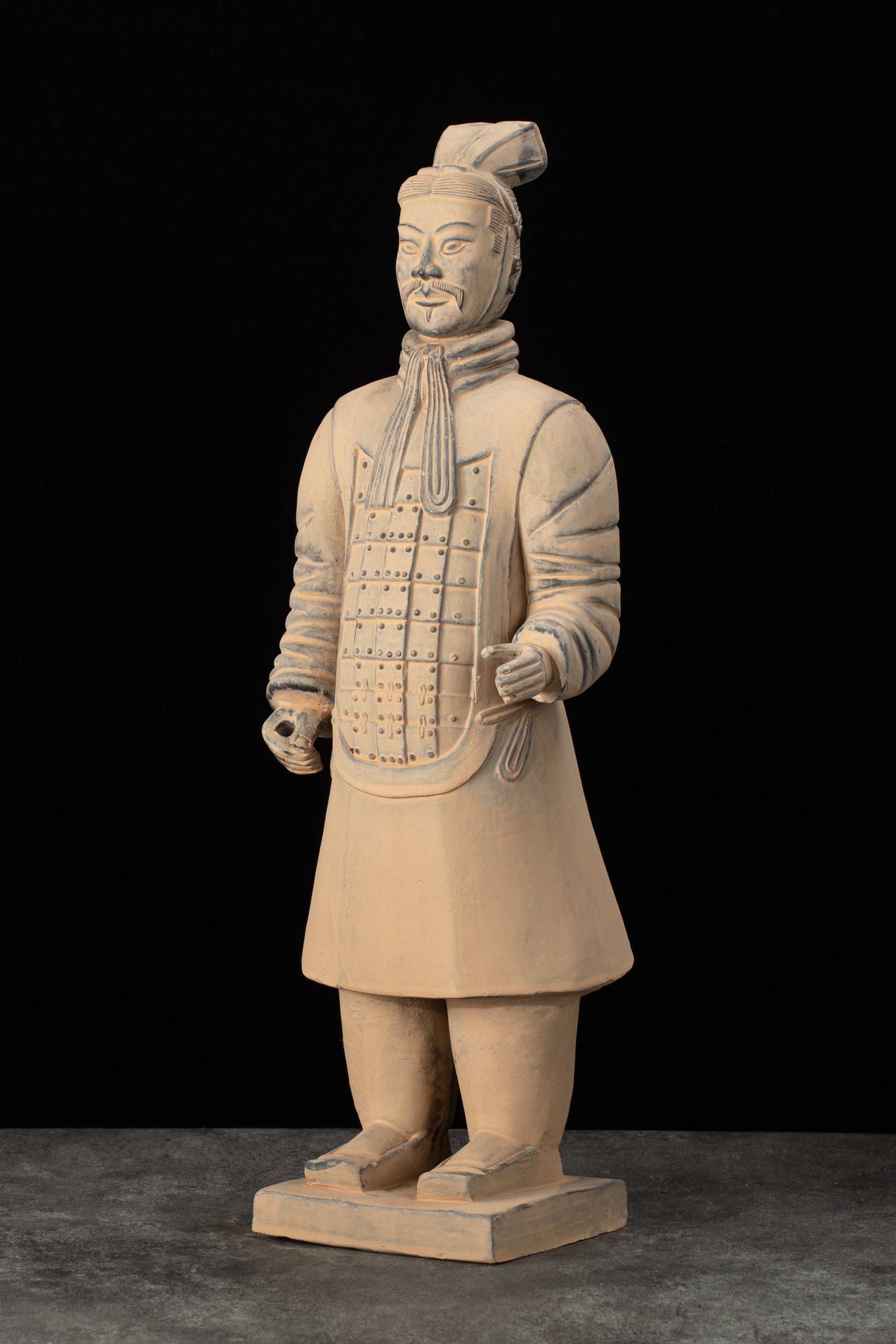 45CM Officier - CLAYARMY-Side profile highlighting the ornate design and regal appearance of the 45CM Clayarmy Officer.