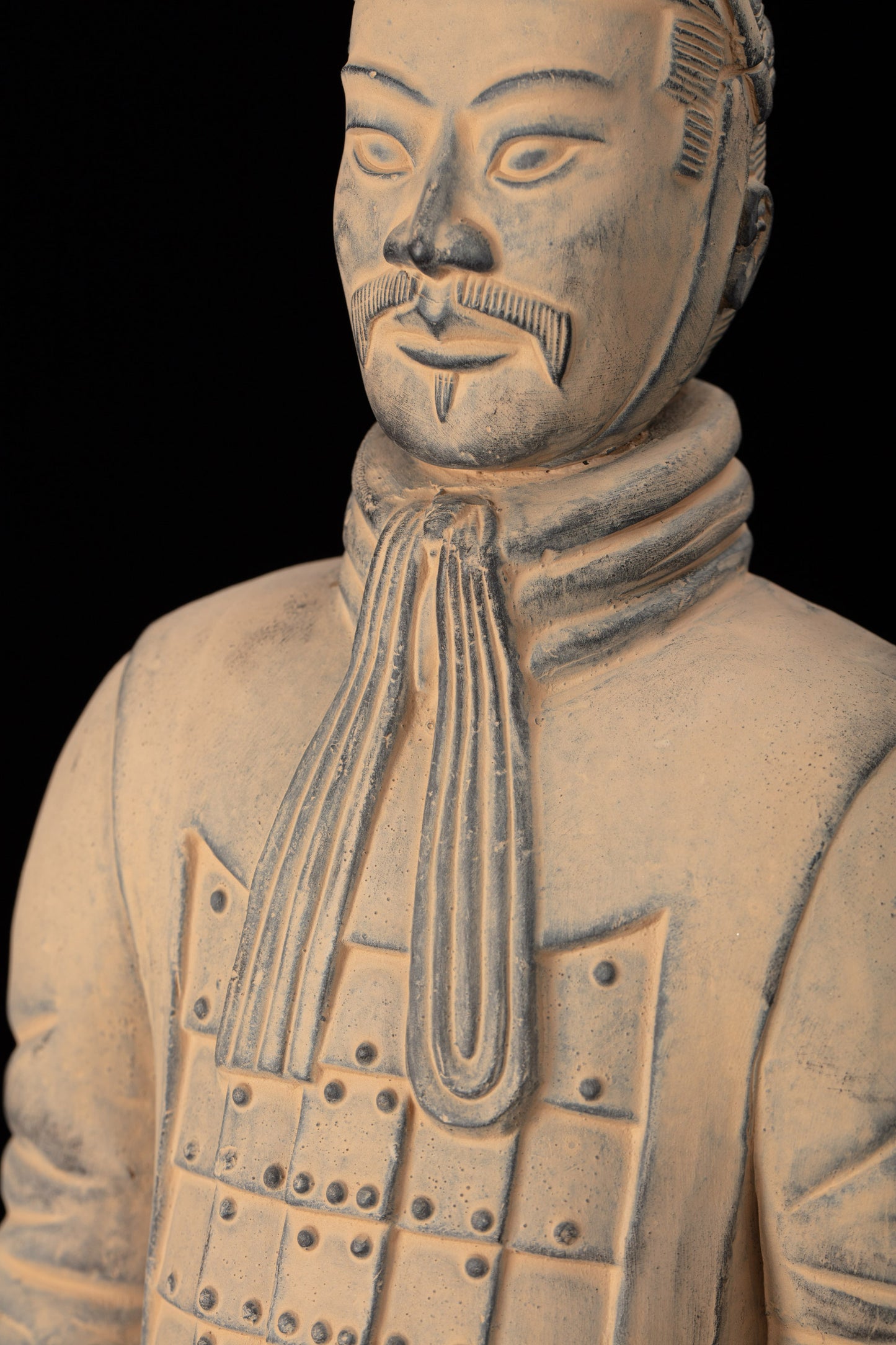 45CM Officier - CLAYARMY-Close-up of the detailed craftsmanship and painting on the 45CM Officer's armor and facial features.