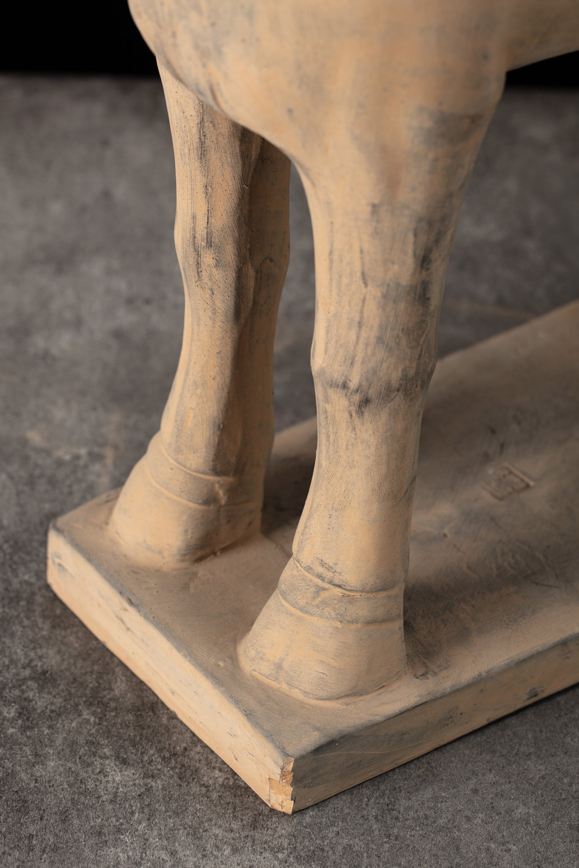 55CM Horse - CLAYARMY -Close-up of the hooves, showcasing the meticulous craftsmanship of our 55CM Clayarmy Terracotta Horse.