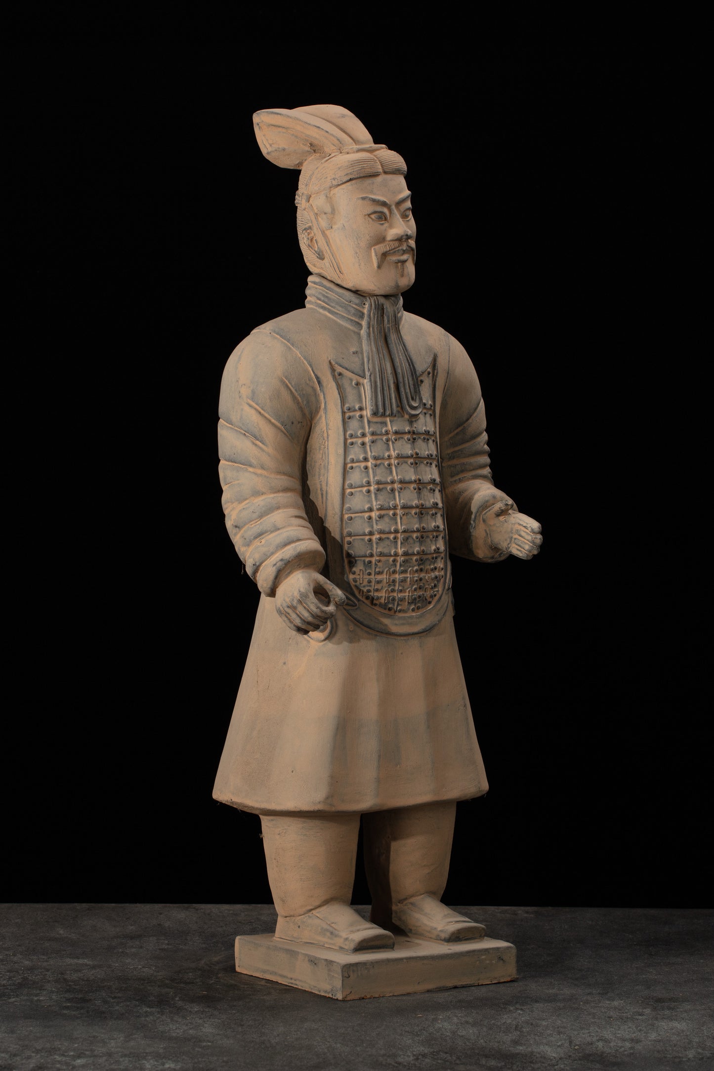 55CM Officier - CLAYARMY-Side view displaying the tall and imposing figure of the 55CM Clayarmy Officer.