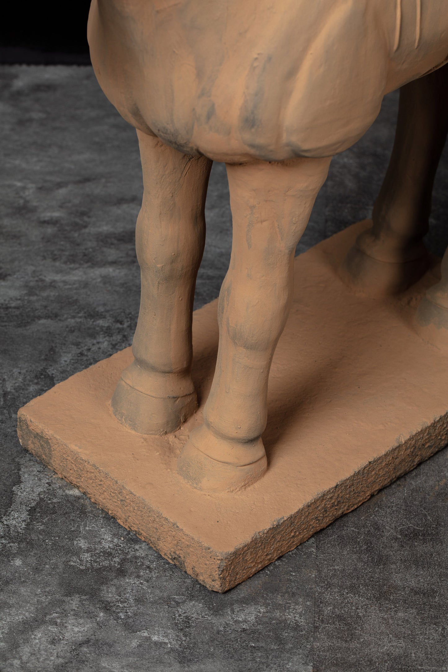 70CM Horse - CLAYARMY -Close-up of the hooves, showcasing the meticulous craftsmanship of our 70CM Clayarmy Terracotta Horse.