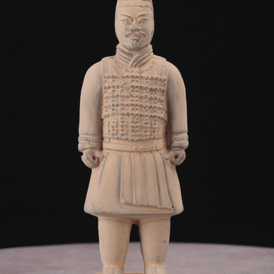 Explore the 15CM Terracotta Army Cavalryman in this immersive video. Witness the meticulous craftsmanship of the flat bun, knee-length jacket, and leather boots. Get a close-up view of the determined expression and historical accuracy captured in this finely sculpted replica.