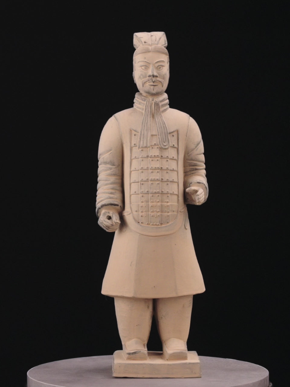 360-degree view video of the 45CM Clayarmy Officer, providing a comprehensive exploration of the figurine's details, emphasizing its craftsmanship, and showcasing distinctive features.