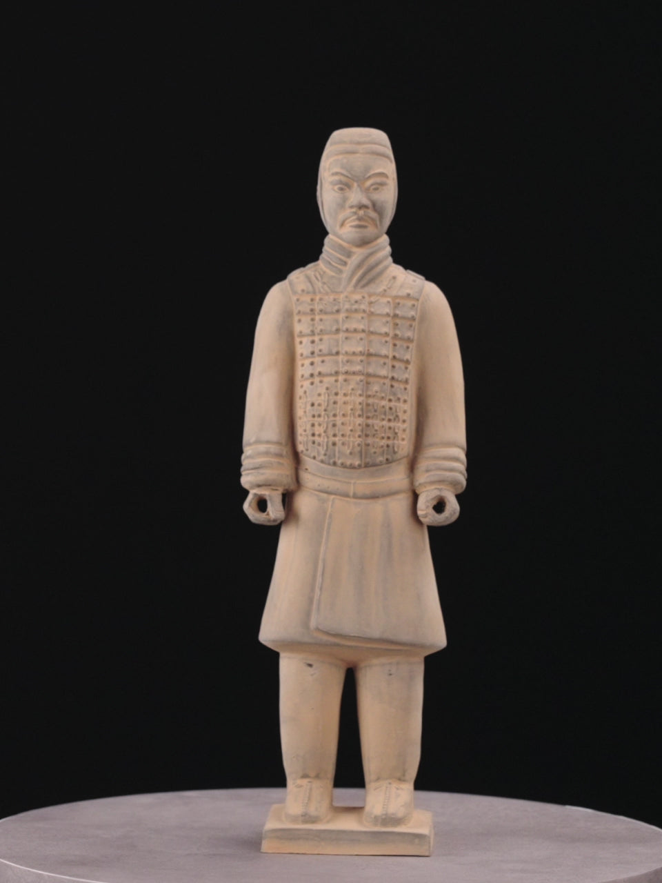 Experience the dynamic presentation of the 35CM Terracotta Army Cavalryman in this engaging video. Explore the elaborate details of the flat bun, knee-length jacket, and leather boots from different angles. Witness the historical accuracy and action-oriented pose captured in this finely crafted replica.